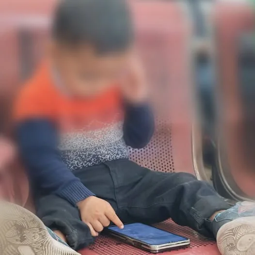 বাসের জন্য অপেক্ষা করছিল